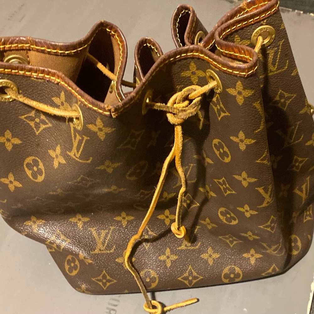 Signature Louis Vuitton bucket hand bag with dust bag